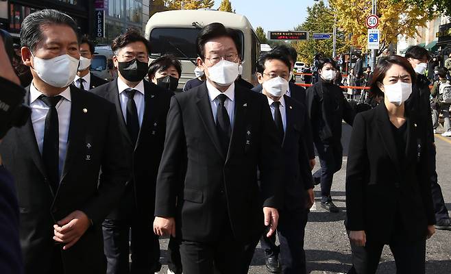 더불어민주당 이재명 대표와 민주당 최고위원들이 31일 오전 서울 용산구 ‘이태원 압사 참사’ 현장 인근 추모공간으로 이동하고 있다. 이들은 가슴에는‘추모’라고 적혀있는 검은색 리본을 달고 있다. |연합뉴스