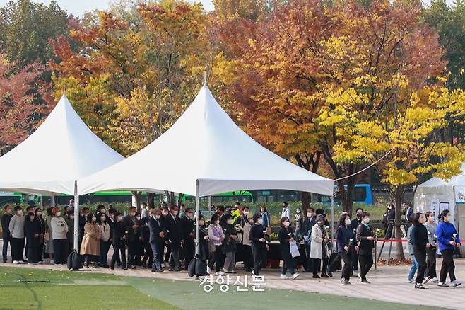 1일 서울광장에 마련된 ‘이태원 핼러윈 참사’ 희생자 합동 분향소에서 시민들이 조문하고 있다. 이준헌 기자