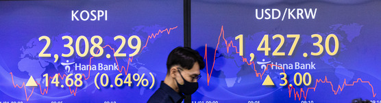 Electronic display boards at Hana Bank in central Seoul show stock and foreign exchange markets Tuesday morning. [YONHAP]