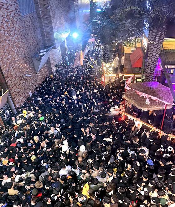 A picture taken before a deadly crush occurred near the Hamilton Hotel in Itaewon in Yongsan District, central Seoul, on Saturday night when a large crowd visited the area for Halloween. [YONHAP]