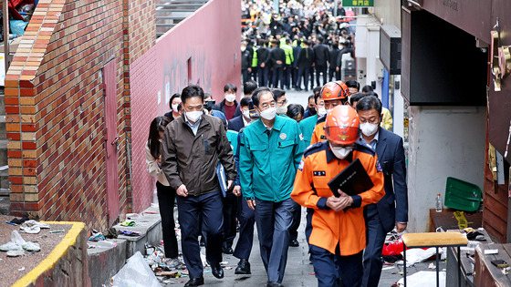 Prime Minister Han Duck-soo visits the alleyway in Itaewon on Monday where the crush occurred. [YONHAP]