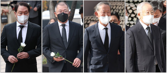 From left, SK Group Chairman Chey Tae-won, Hyundai Motor Group Executive Chair Euisun Chung, Federation of Korean Industries Chairman Huh Chang-soo and Korea Enterprises Federation Chairman Sohn Kyung-shik pay their respects to the victims of the Itaewon Halloween tragedy at a memorial set up near Seoul Plaza in Jung District, central Seoul. [YONHAP]