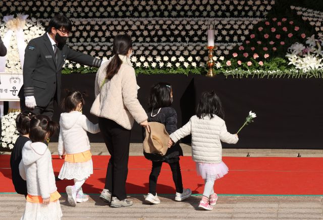 서울광장에 마련된 이태원 사고 사망자 합동분향소에서 어린이들이 조문하고 있다. 연합뉴스