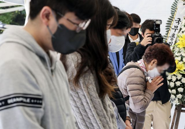 이태원 참사 희생자들을 추모하는 시민들이 31일 서울 용산구 녹사평역 인근 이태원 사고 사망자 합동분향소를 찾아 조문하고 있다. 연합뉴스