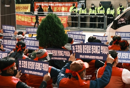 전국화학노조 산하 푸르밀 노조가 26일 서울 영등포구 푸르밀 본사 앞에서 푸르밀 정리해고 규탄 결의대회를 열고 정리해고 철회를 촉구하고 있다. [사진 출처 = 연합뉴스]