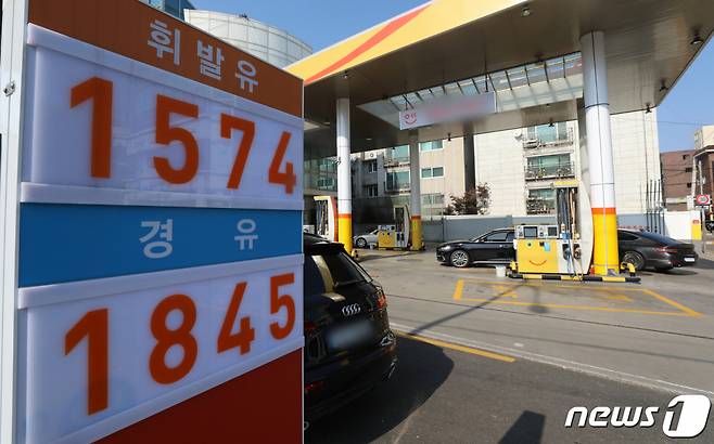 (서울=뉴스1) 김진환 기자 = 국내 주유소 휘발유 가격이 7주 연속 하락세를 기록했다. 29일 한국석유공사 유가정보서비스 오피넷에 따르면 10월 넷째 주 전국 주유소 휘발유 판매가격은 전주 대비 2.1원 내린 리터당 1663.5원으로 집계됐다.   반면 경유 판매가격은 지난주보다 17.7원 오른 1천857.7원으로 집계됐다. 경유만 3주째 오르면서 휘발유와 경유 가격 차이가 194.2원까지 벌어졌다.   사진은 30일 서울의 한 주유소에서 휘발유가 리터당 1574원에, 경유는 1845원에 판매되고 있다. 2022.10.30/뉴스1  Copyright (C) 뉴스1. All rights reserved. 무단 전재 및 재배포 금지.