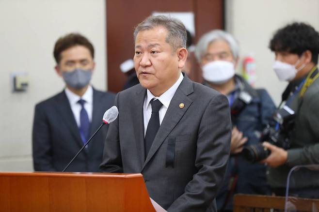 [서울=뉴시스] 최진석 기자 = 이상민 행정안전부 장관이 1일 서울 여의도 국회에서 열린 행정안전위원회 전체회의에서 이태원 참사 현안 관련 보고를 하고 있다. 2022.11.01.