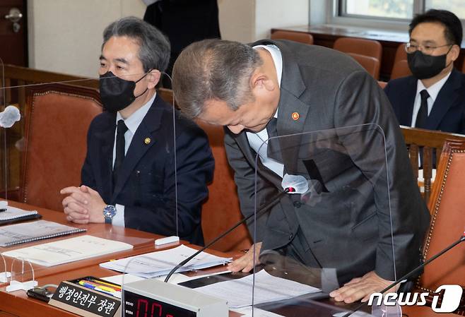 이상민 행정안전부 장관이 1일 오후 서울 여의도 국회에서 열린 제400회 국회(정기회) 제7차 행정안전위원회 전체회의에서 이태원 사고와 관련해 “국민안전을 책임지는 주무부처 장관으로서 이 자리를 빌려 국민 여러분들께 심심한 사과의 말씀을 드린다”라고 말한 후 고개를 숙이고 있다./사진=뉴스1