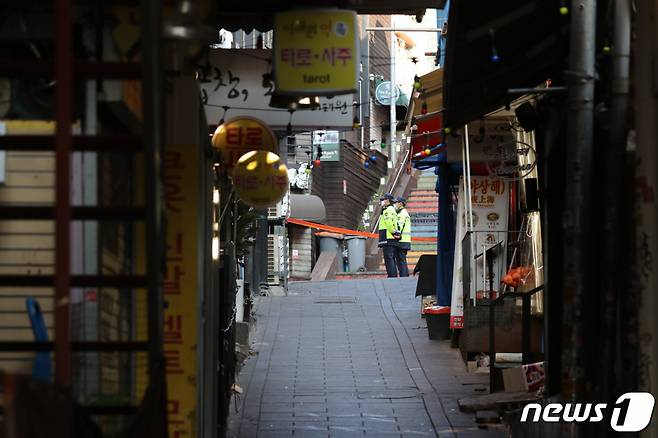 (서울=뉴스1) 구윤성 기자 = 31일 오전 경찰이 서울 용산구 이태원 핼러윈 참사 현장 인근 골목을 통제하고 있다. 2022.10.31/뉴스1  Copyright (C) 뉴스1. All rights reserved. 무단 전재 및 재배포 금지.