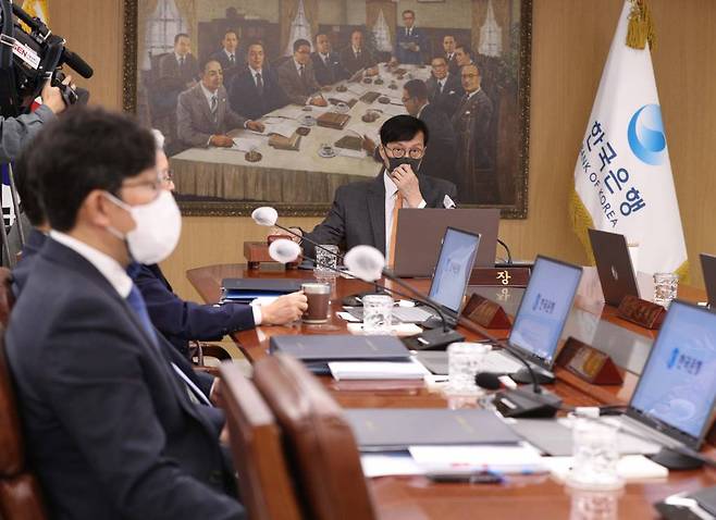 이창용 한국은행 총재가 12일 오전 서울 중구 한국은행에서 열린 금융통화위원회 정기회의를 주재하고 있다/사진=공동취재단