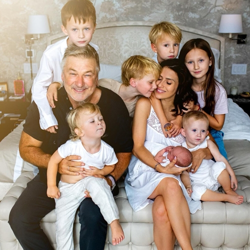 Hilaria Baldwin, a 38-year-old yoga instructor from Boston who is the wife of Hollywood actor Alec Baldwin, 64, has revealed she is expecting more babies.In an interview with US Weekly on October 31 (local time), Hilaria Baldwin said, Im sure its over, because I have seven children.