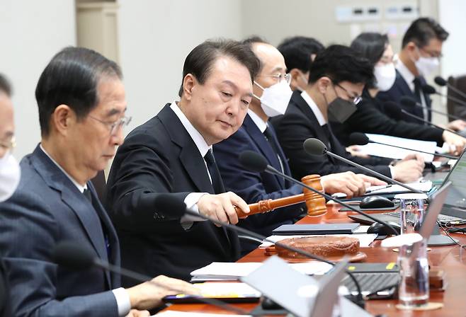 윤석열 대통령이 1일 서울 용산 대통령실 청사에서 열린 국무회의에서 개회 선언을 하고 있다. [연합]