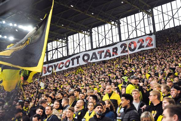 독일 도르트문트 팬들은 ‘보이콧 카타르 2022’라고 적힌 대형 배너를 들어 카타르의 인권 침해 문제를 공론화하고 있다. 지난달 22일 독일 서부 도르트문트에서 열린 보루시아도르트문트와 VfB슈트트가르트와의 경기에서 도르트문트 응원석 모습이다. [AFP]