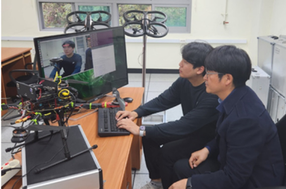 한국폴리텍대학 항공캠퍼스(경남 사천)에서 항공전기전자정비과 윤근수 교수(오른쪽)와 한국항공우주산업(KAI) 이종현 연구원이 모션제어실습 장비를 시연하고 있다. [한국폴리텍대학 제공]