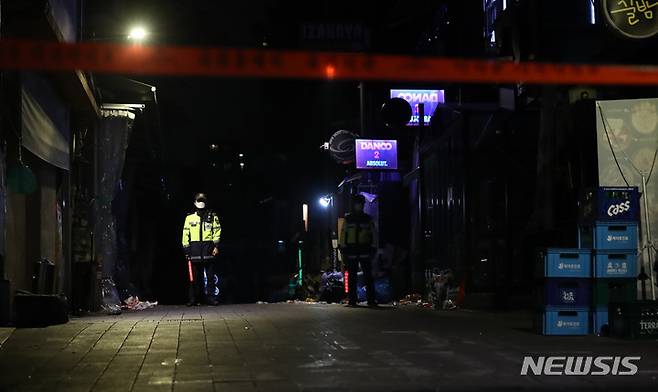 [서울=뉴시스] 이영환 기자 = 31일 오후 서울 용산구 이태원 사고 현장 인근에서 경찰이 통제를 하고 있다. 2022.10.31. 20hwan@newsis.com