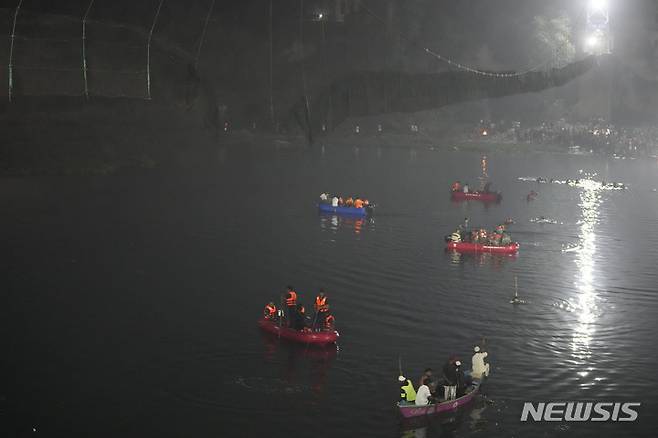 [모르비= AP/뉴시스] 31일(현지시간) 인도 구자라트주 모르비 마을 현수교 붕괴 현장에서 구조대가 실종자를 수색하고 있다. 경찰은 지금까지 사망자 숫자가 120명으로 늘었으며 수색 작업이 이어지면서 이 숫자는 더 늘어날 것으로 보인다고 밝혔다. 2022.10.31.