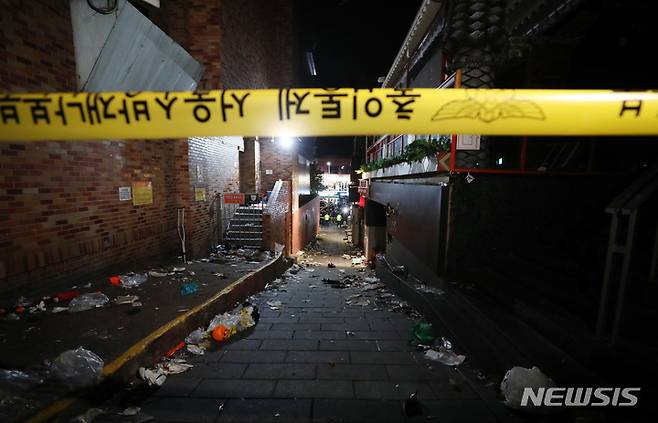 [서울=뉴시스] 김진아 기자 = 지난 29일 밤 서울 용산구 이태원 일대에서 대규모 압사사고가 발생했다. 사진은 30일 새벽 사고현장. 30일 오전 2시40분 기준 이태원 핼러윈 압사 사고와 관련해 120명이 사망한 것으로 확인됐다. 부상자는 100명으로 사망자는 더 늘 것으로 보인다. 2022.10.30. bluesoda@newsis.com