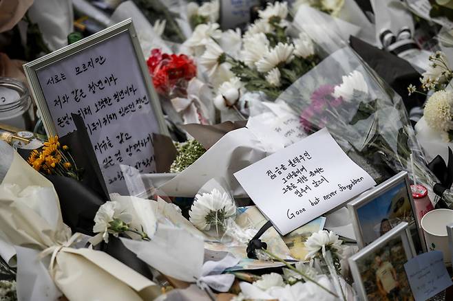 [서울=뉴시스] 정병혁 기자 = 1일 오전 서울 용산구 이태원역에 마련된 추모공간을 찾은 시민들이 놓고 간 조화가 놓여 있다. 2022.11.01. jhope@newsis.com