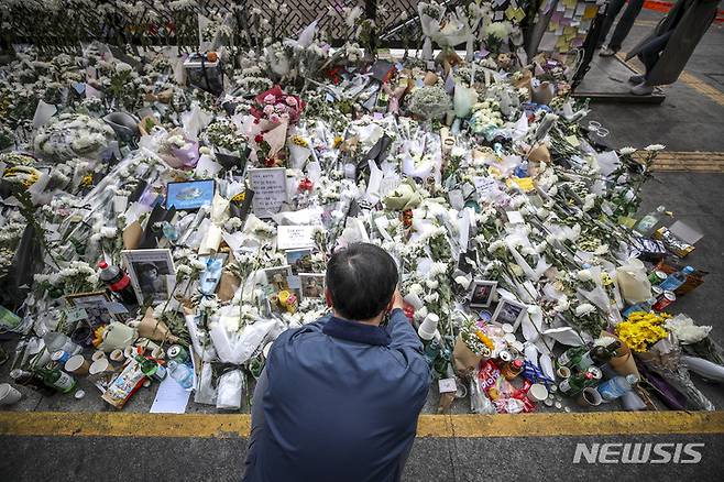 [서울=뉴시스] 정병혁 기자 = 1일 오전 서울 용산구 이태원역에 마련된 추모공간을 찾은 시민들이 놓고 간 조화가 놓여 있다. 2022.11.01. jhope@newsis.com