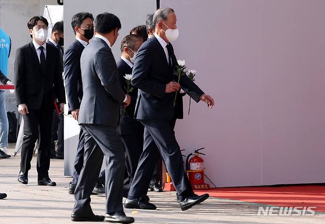 [서울=뉴시스] 추상철 기자 = 허창수 전경련 회장이 1일 오후 서울 중구 서울광장에 마련된 이태원 사고 사망자 합동분향소를 찾아 조문하고 있다. (공동취재사진) 2022.11.01. photo@newsis.com