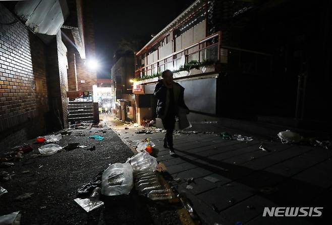 [서울=뉴시스] 김진아 기자 = 지난 29일 밤 서울 용산구 이태원 일대에서 대규모 압사사고가 발생했다. 사진은 30일 새벽 사고현장. 30일 오전 2시40분 기준 이태원 핼러윈 압사 사고와 관련해 120명이 사망한 것으로 확인됐다. 부상자는 100명으로 사망자는 더 늘 것으로 보인다. 2022.10.30. bluesoda@newsis.com