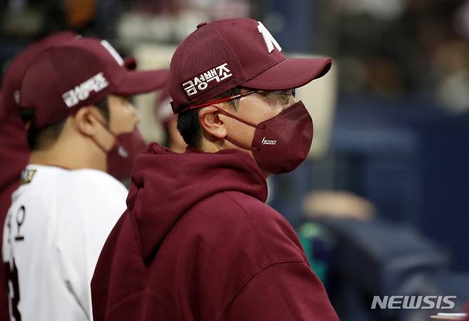 [서울=뉴시스] 정병혁 기자 = 28일 오후 서울 구로구 고척스카이돔에서 열린 2022 KBO 포스트시즌 플레이오프 4차전  LG 트윈스외 키움 히어로즈의 경기에서 키움 홍원기 감독이 경기를 바라보고 있다. 2022.10.28. jhope@newsis.com