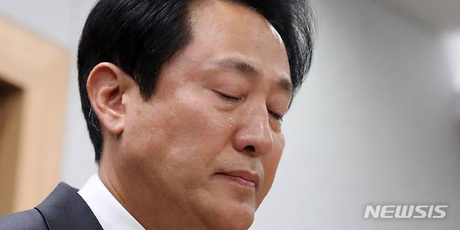 [서울=뉴시스] 추상철 기자 = 오세훈 서울시장이 1일 오후 서울 중구 서울시청 브리핑룸에서 '이태원 사고'관련 입장발표를 하며 눈물을 흘리고 있다. 2022.11.01. scchoo@newsis.com