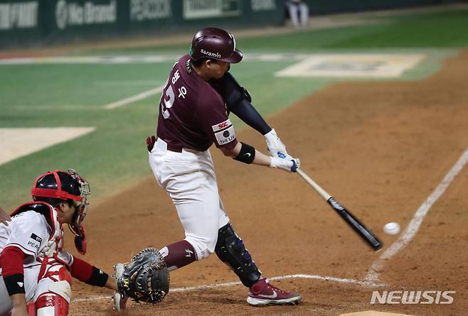 [인천=뉴시스] 고승민 기자 = 1일 인천 SSG랜더스필드에서 열린 2022 KBO 한국시리즈 1차전 키움 히어로즈 대 SSG 랜더스 경기, 키움 공격 연장 10회초 2사 1,2루 상황 8번타자 대타 전병우가 역전 1타점 1루타를 치고 있다. 2루주자 푸이그 홈인. 스코어 7대6. 2022.11.01. kkssmm99@newsis.com