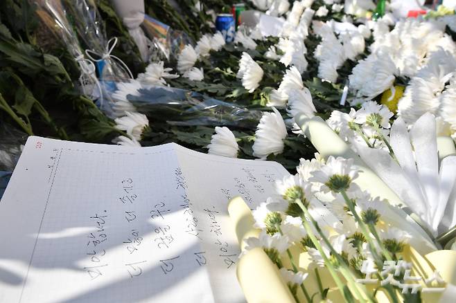 31일 서울 용산구 이태원역 1번 출구 앞에 할로윈 압사 사고 희생자 추모 공간이 마련돼 있다. 류영주 기자