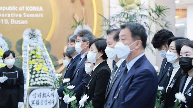 서은숙 더불어민주당 부산시당위원장 등 민주 부산시당 지도부들이 이날 오전 9시 30분 부산시청 1층에 마련된 이태원 참사 분향소를 찾아 조문하고 있다. 민주당 부산시당 제공