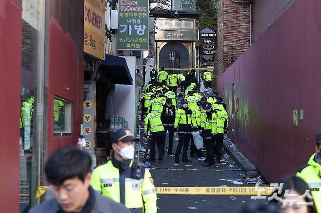 지난달 29일 서울 용산구 이태원동 일대에 핼러윈을 맞이해 인파가 몰리면서 대규모 인명사고가 발생했다. 30일 경찰이 현장을 통제하고 있다. 박종민 기자