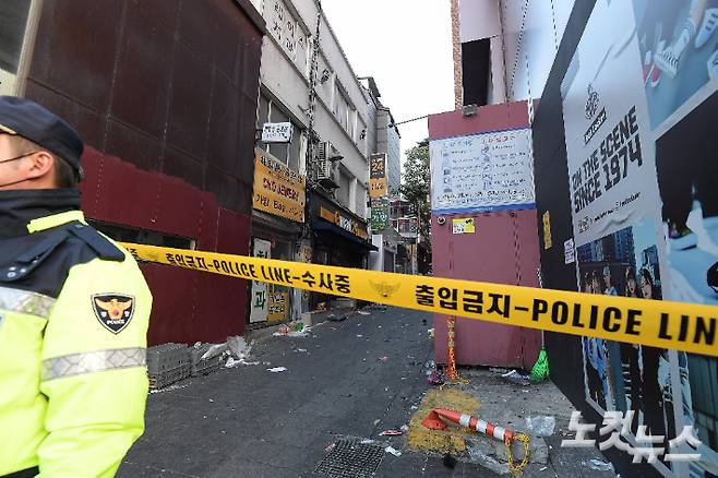 지난달 29일 서울 용산구 이태원동 일대에 핼러윈을 맞이해 인파가 몰리면서 대규모 인명사고가 발생했다. 30일 경찰이 현장을 통제하고 있다. 박종민 기자