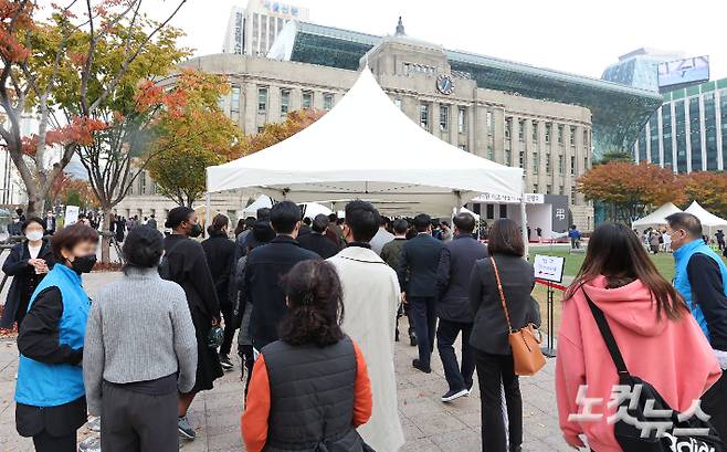 서울광장에 마련된 이태원 사고 사망자 합동분향소에서 시민들이 조문하기 위해 기다리고 있다. 류영주 기자