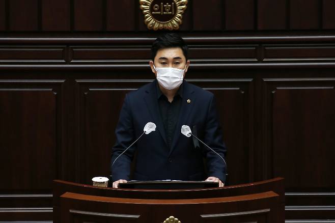 부산시의회 서국보 의원(국민의힘·동래구3)이 1일 제310회 정례회 1차 본회의에서 5분자유발언을 하고 있다. 부산시의회 제공