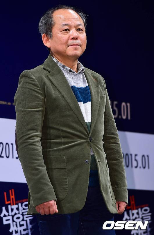 [OSEN=최규한 기자] 배우 김기천이 11일 오전 서울 신사동 CGV압구정에서 열린 영화 '내 심장을 쏴라'(감독 문제용) 제작보고회에 참석해 포토타임을 갖고 있다.영화 '내 심장을 쏴라'는 평온한 병원생활을 이어가던 모범환자 수명(여진구 분)이 시한폭탄 같은 동갑내기 친구 승민(이민기 분)을 만나게 되면서 벌어지는 이야기를 다룬 작품.극명하게 대비되는 스물다섯 두 동갑내기의 임팩트 있는 첫만남을 담아낸 '내 심장을 쏴라'는 '7년의 밤', '28' 등을 통해 베스트 셀러 작가로 등극한 정유정 작가의 동명 소설을 원작으로 한 작품으로 오는 2015년 1월 개봉 예정이다./dreamer@osen.co.kr