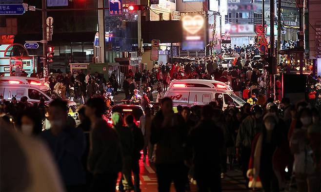 지난달 30일 서울 용산구 이태원 핼러윈 인명사고 현장 인근으로 구급차가 향하고 있다. 연합뉴스