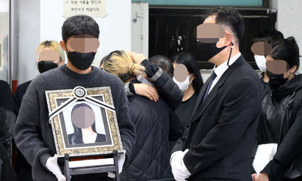 1일 오후 대전 건양대병원 장례식장에서 이태원 참사 희생자 발인식이 진행되고 있다. 연합뉴스