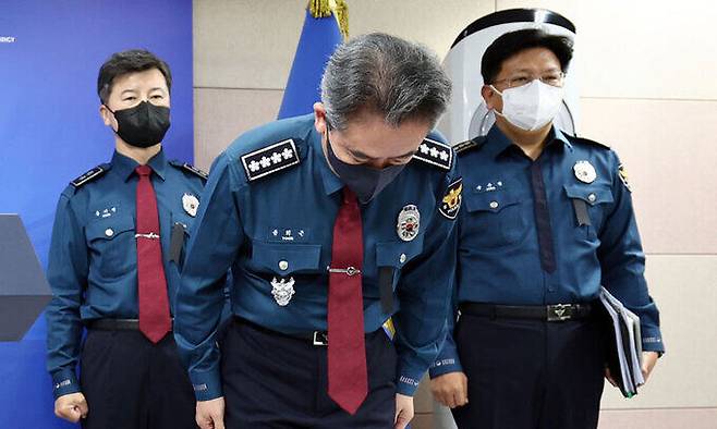 죄송 윤희근 경찰청장이 1일 서울 서대문구 경찰청에서 이태원 압사 참사 전후 경찰의 부실한 대응으로 사고를 막지 못한 부분에 대해 머리 숙여 사과하고 있다. 연합뉴스