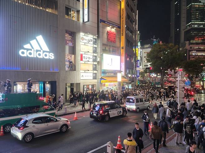 일본 시부야 핼러윈 축제 인파 분산시키는 경찰 - 핼러윈 축제를 맞은 지난달 31일 일본 도쿄 시부야 번화가에서 일본 경찰(왼쪽)이 개조 차량 위에 올라가 확성기로 인파 분산을 유도하고 있다.도쿄 김진아 특파원