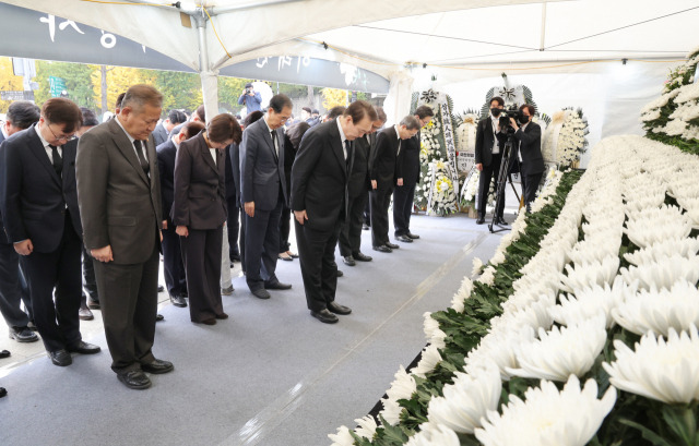 윤석열 대통령과 국무위원들이 1일 서울 용산구 녹사평역 광장에 설치된 이태원 사고 사망자 합동분향소를 찾아 조문하고 있다. /연합뉴스