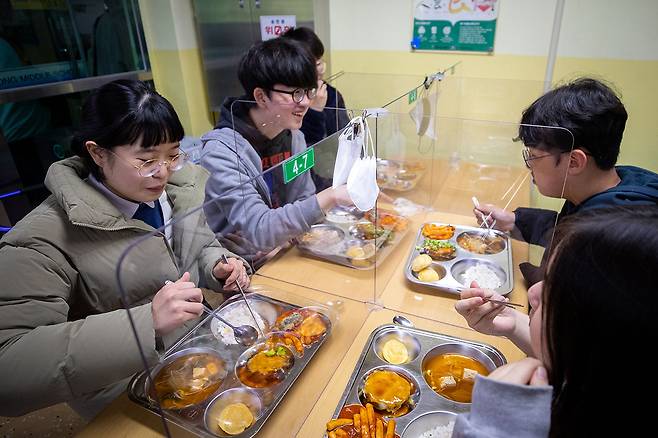 기후 급식 토론회를 주도했던 3학년 학생들이 점심시간에 함께 식사를 하고 있다. ⓒ시사IN 신선영