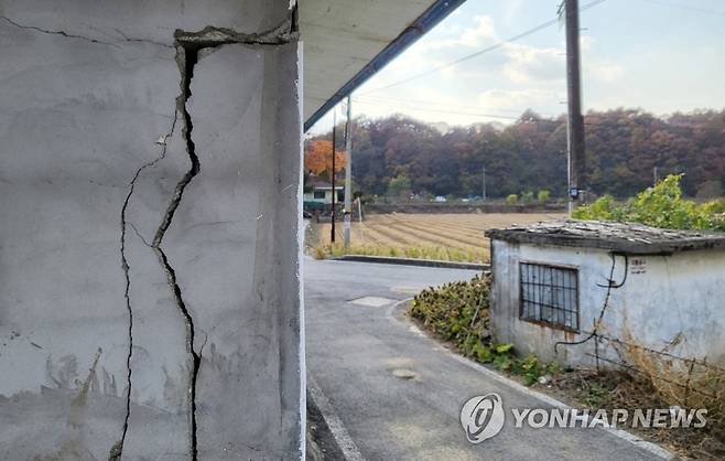 [괴산 지진] 금이 간 괴산군 주택 담벼락 (괴산=연합뉴스) 천경환 기자 = 규모 4.1의 지진이 발생한 29일 충북 괴산군 장연면 장암리 한 주택 담벼락이 갈라졌다는 주민 신고가 접수됐다. 사진은 금이 간 담벼락의 모습. 2022.10.29 kw@yna.co.kr