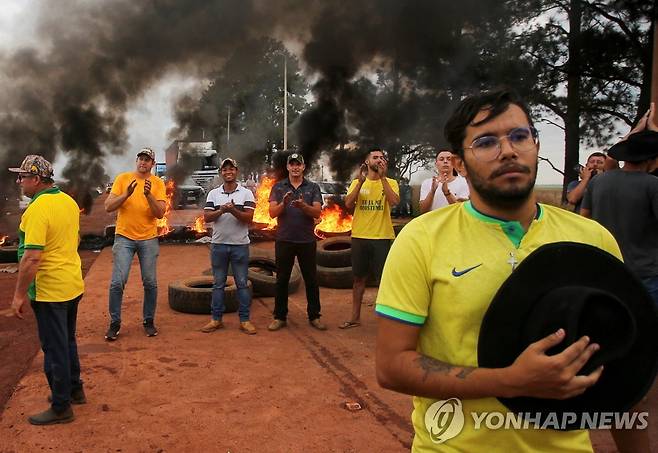 "선거 패배 불만" 도로 점거한 보우소나루 지지자들 [로이터 연합뉴스 자료사진. 재판매 및 DB 금지]