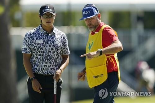 캐디와 그린을 살피는 김성현. [AP=연합뉴스]