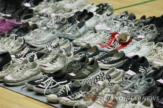 사고 현장서 발견된 유실물들 (서울=연합뉴스) 신준희 기자 = 1일 용산 원효로 다목적 실내체육관에 마련된 이태원 사고 관련 유실물 센터에 사고 현장에서 발견된 유실물들이 놓여 있다. 2022.11.1 hama@yna.co.kr