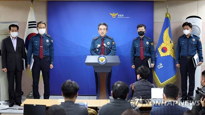 취재진 질문에 답하는 윤희근 경찰청장 (서울=연합뉴스) 김인철 기자 = 윤희근 경찰청장이 1일 서울 서대문구 경찰청에서 '이태원 참사' 관련 입장 표명 후 취재진 질문에 답하고 있다. 2022.11.1 yatoya@yna.co.kr