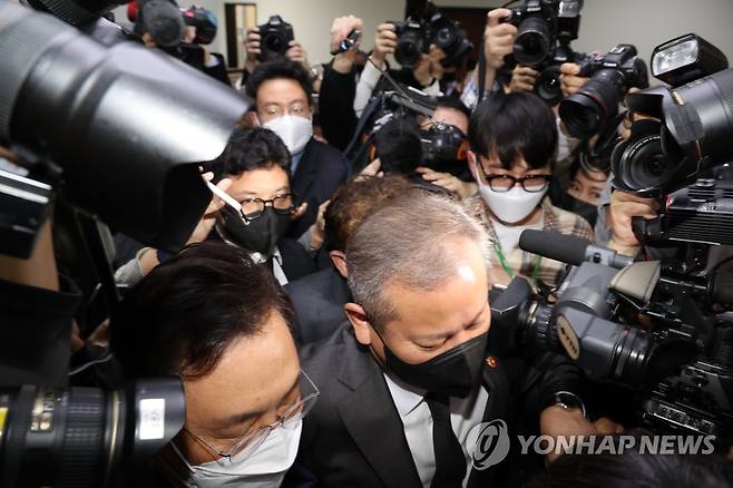 행안위 마치고 이동하는 이상민 장관 (서울=연합뉴스) 이정훈 기자 = 이상민 행정안전부 장관이 1일 오후 국회에서 열린 행정안전위원회 전체회의를 마치고 퇴장하고 있다. 2022.11.1 uwg806@yna.co.kr