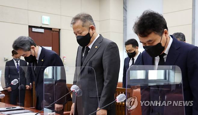 묵념하는 이상민 장관 (서울=연합뉴스) 이정훈 기자 = 이상민 행정안전부 장관이 1일 오후 국회에서 열린 행정안전위원회 전체회의에 출석해 묵념하고 있다. 왼쪽부터 윤희근 경찰청장, 이 장관, 남화영 소방청장 직무대리 겸 차장. 2022.11.1 uwg806@yna.co.kr