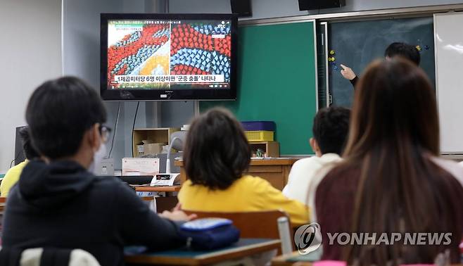 '이태원 참사' 관련 안전교육 (서울=연합뉴스) 임헌정 기자 = 1일 오전 서울 용산구의 한 초등학교에서 학생들이 '이태원 참사' 관련 안전교육을 받고 있다. 2022.11.1 [공동취재] kane@yna.co.kr