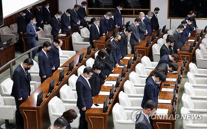 이태원 사고 희생자 추모 묵념 (서울=연합뉴스) 김인철 기자 = 1일 오후 중구 서울특별시의회에서 열린 제315회 정례회 1차 본회의에 앞서 참석 의원들이 이태원 사고 희생자들을 추모하는 묵념을 하고 있다. 2022.11.1 yatoya@yna.co.kr